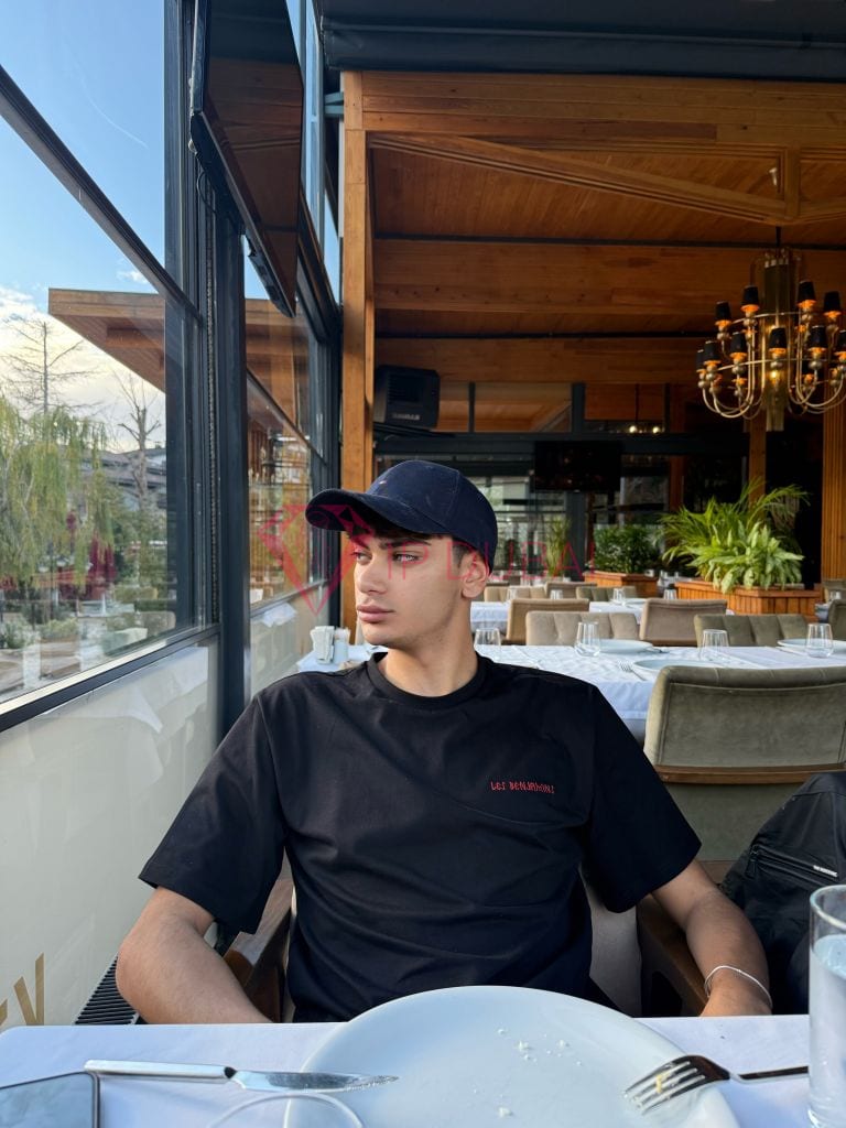 Matheus, 19, Latina, in Sports City, Dubai, from AED 2,750 an hour, speaks Spanish and Portuguese — photo 8 of 8
