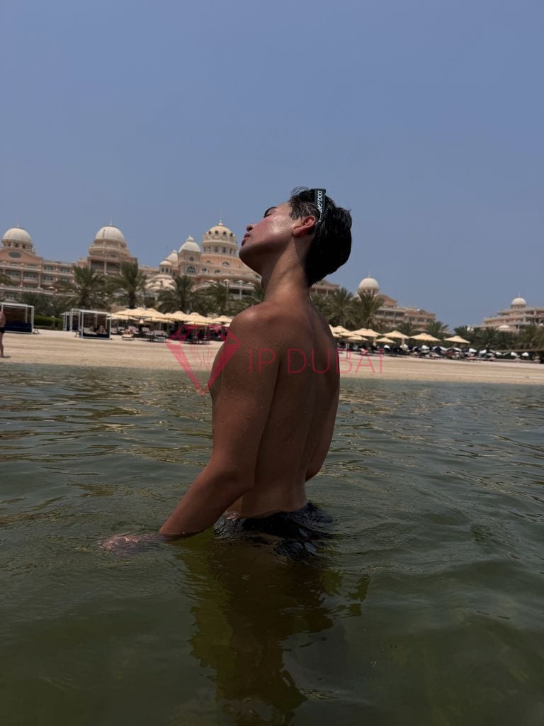 Mathis, 20, European, in Al Rashidiya, Ajman, from AED 8,100 an hour, speaks English and French — photo 20 of 20