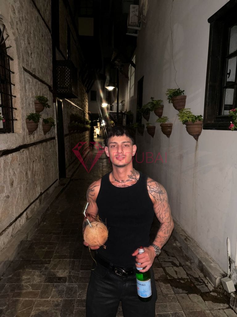 Enzo, 22, Latina, in Muwaileh, Sharjah, from AED 9,900 an hour, speaks Spanish and Portuguese — photo 7 of 16