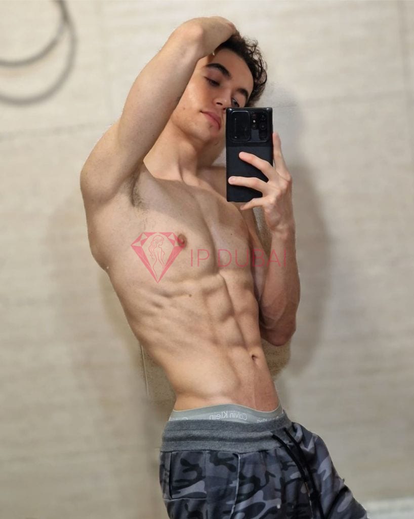 Matheus, 23, Latina, in Mussafah, Abu Dhabi, from AED 3,000 an hour, speaks Spanish and Portuguese — photo 4 of 16