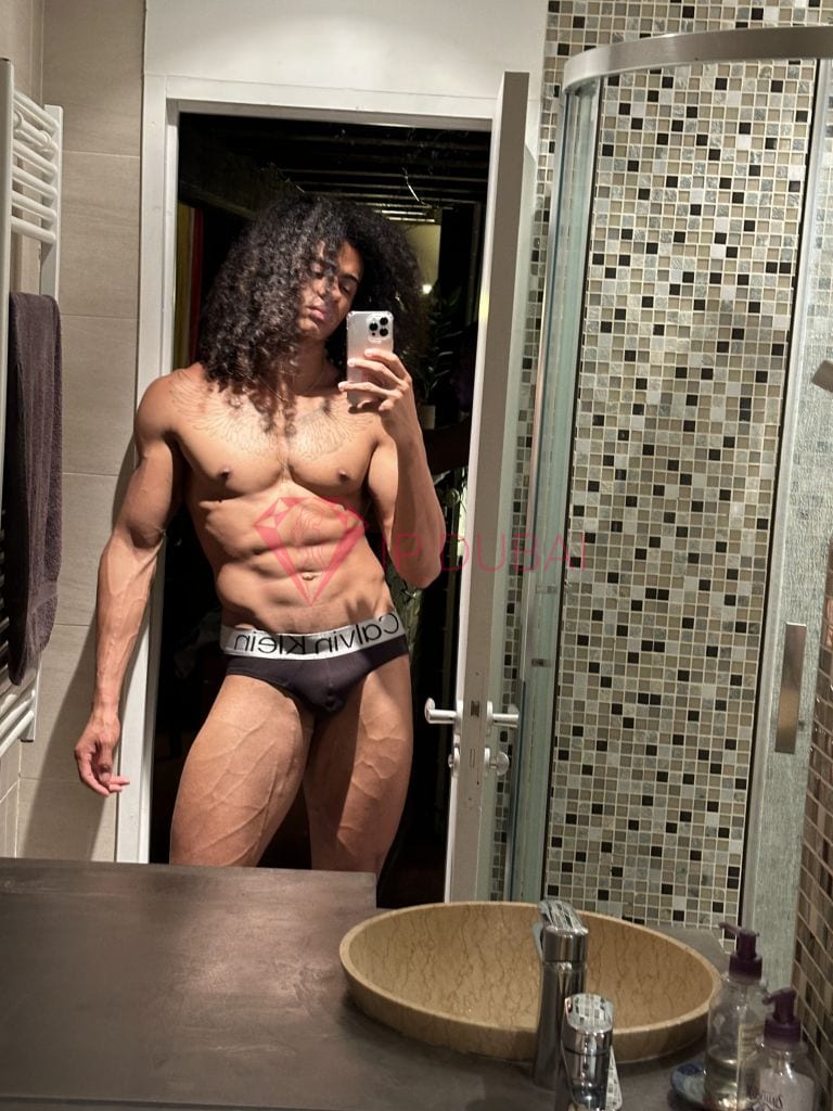 Emiliano, 27, Latina, in JBR, Dubai, from AED 2,800 an hour, speaks Spanish and Portuguese — photo 4 of 12