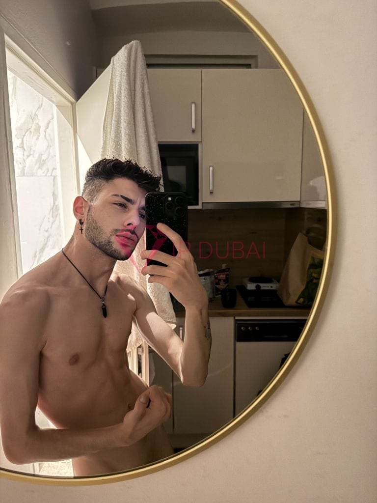 Nicolas, 22, Latina, in Al Reem, Abu Dhabi, from AED 12,200 an hour, speaks Spanish and Portuguese — photo 11 of 19
