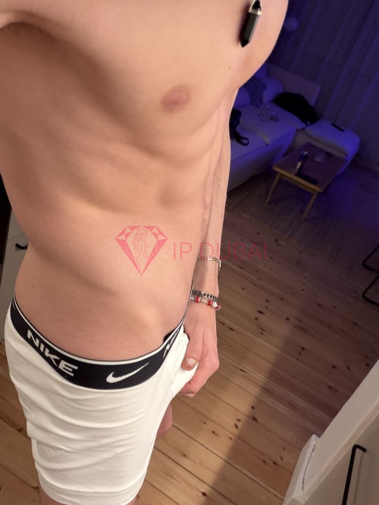 Nicolas, 22, Latina, in Al Reem, Abu Dhabi, from AED 12,200 an hour, speaks Spanish and Portuguese — photo 3 of 19