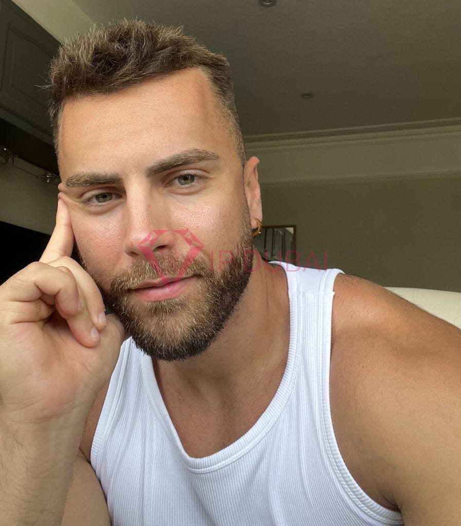 Christian, 29, European, in TECOM, Dubai, from AED 2,500 an hour, speaks English and French — photo 7 of 11