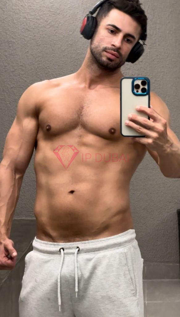 Enzo, 29, Latina, in DIFC, Dubai, from AED 2,600 an hour, speaks Spanish and Portuguese — photo 16 of 28