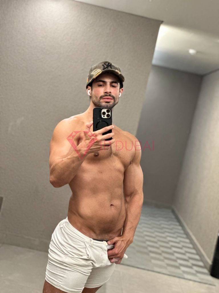 Enzo, 29, Latina, in DIFC, Dubai, from AED 2,600 an hour, speaks Spanish and Portuguese — photo 17 of 28