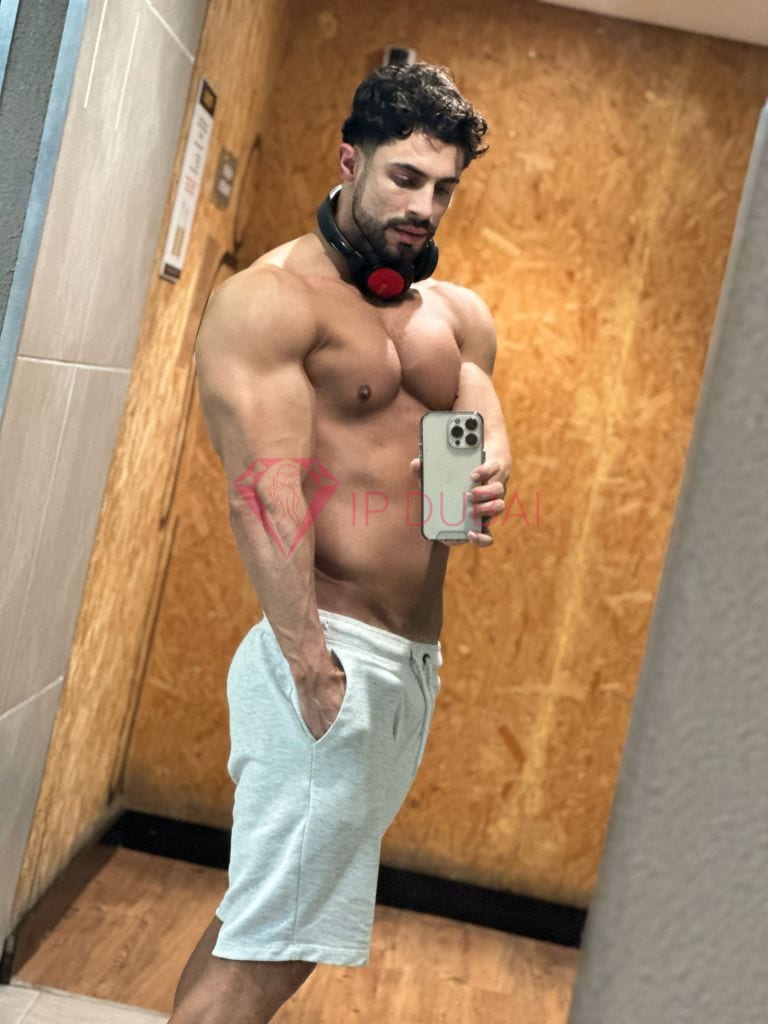 Enzo, 29, Latina, in DIFC, Dubai, from AED 2,600 an hour, speaks Spanish and Portuguese — photo 25 of 28