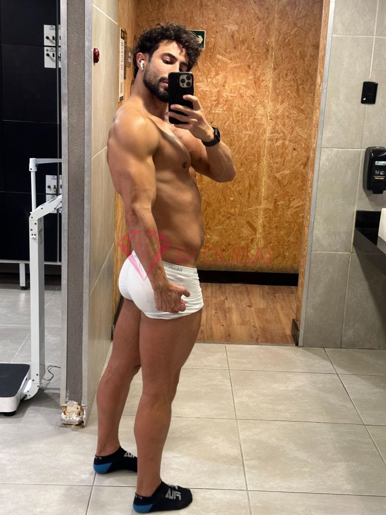 Enzo, 29, Latina, in DIFC, Dubai, from AED 2,600 an hour, speaks Spanish and Portuguese — photo 27 of 28