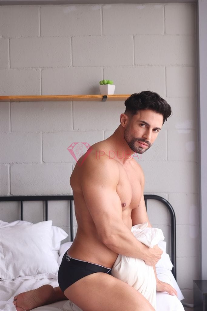 Enzo, 29, Latina, in DIFC, Dubai, from AED 2,600 an hour, speaks Spanish and Portuguese — photo 5 of 28