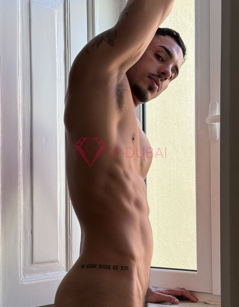 Emiliano, 28, Latina, in Al Qasimia, Sharjah, from AED 2,650 an hour, speaks Spanish and Portuguese — photo 22 of 30
