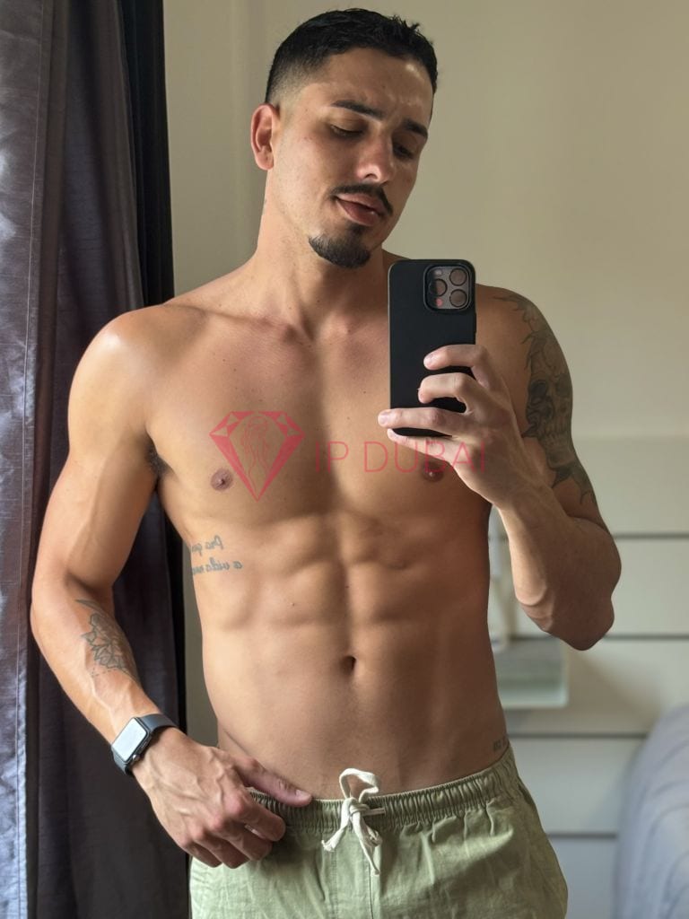Emiliano, 28, Latina, in Al Qasimia, Sharjah, from AED 2,650 an hour, speaks Spanish and Portuguese — photo 23 of 30