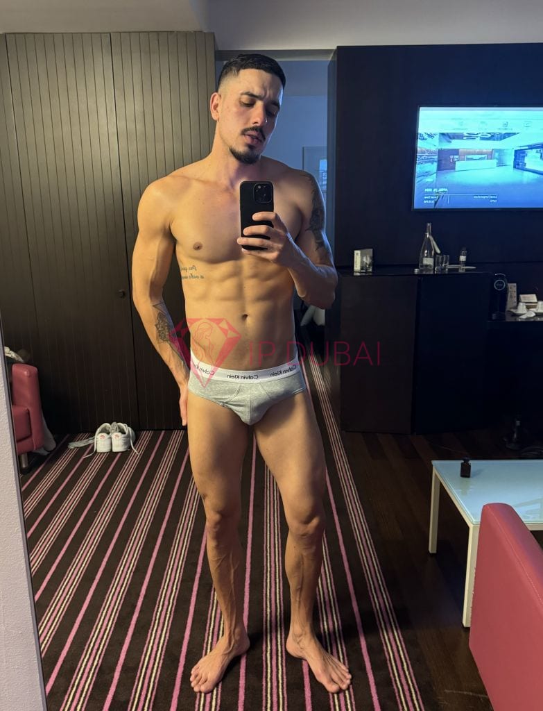 Emiliano, 28, Latina, in Al Qasimia, Sharjah, from AED 2,650 an hour, speaks Spanish and Portuguese — photo 24 of 30