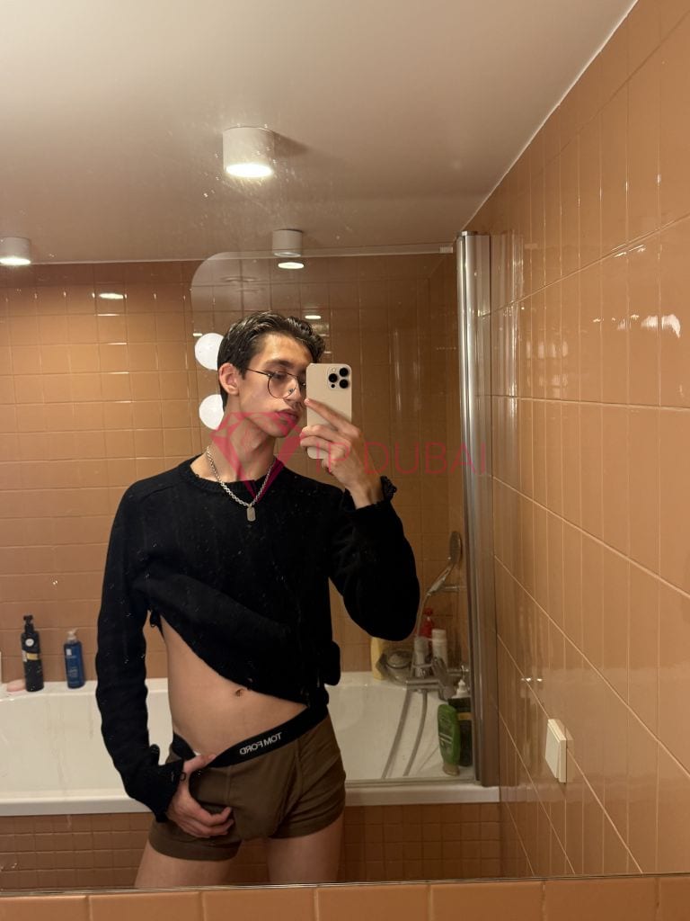Mateo, 20, Latina, in Al Khalidiyah, Abu Dhabi, from AED 2,850 an hour, speaks Spanish and Portuguese — photo 5 of 9