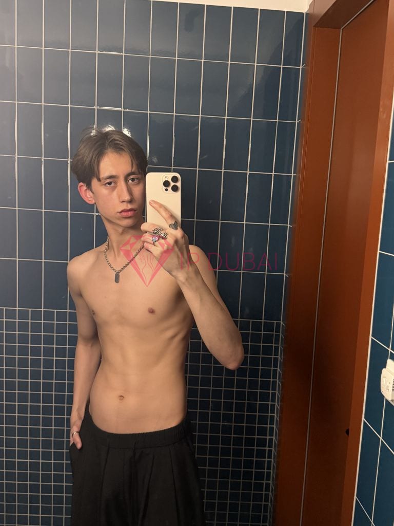 Mateo, 20, Latina, in Al Khalidiyah, Abu Dhabi, from AED 2,850 an hour, speaks Spanish and Portuguese — photo 7 of 9