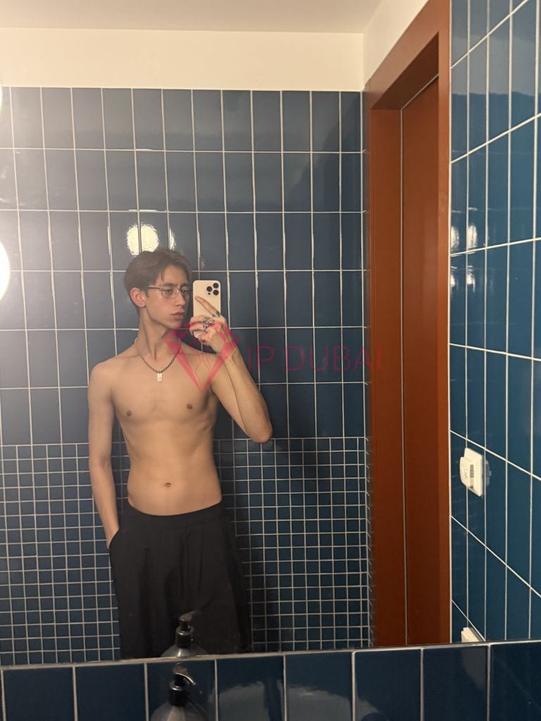 Mateo, 20, Latina, in Al Khalidiyah, Abu Dhabi, from AED 2,850 an hour, speaks Spanish and Portuguese — photo 8 of 9