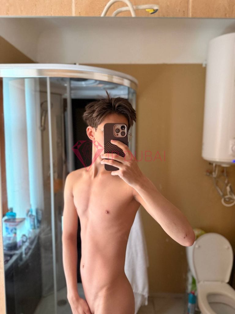Mateo, 20, Latina, in Al Khalidiyah, Abu Dhabi, from AED 2,850 an hour, speaks Spanish and Portuguese — photo 9 of 9