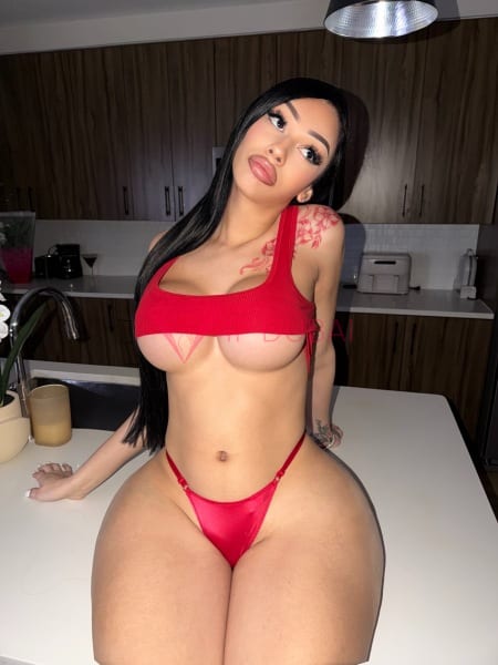 Julieta, 20, Latina, in Al Jurf, hourly rate from AED 2,700, outcall only, speaks Spanish and Portuguese