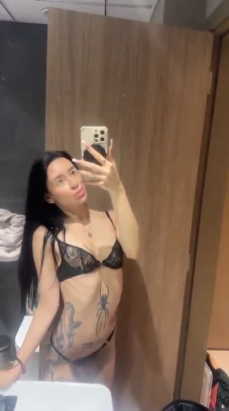 Molli – stunning escort luxury companion